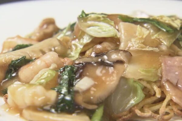 9種類の豊富な具材と一緒に　うま味たっぷりの五目焼きそば【青森市】