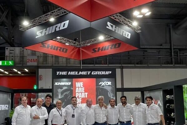 アクサー・ヘルメッツ、ミラノのEICMA 2024で華々しいデビューを飾り、世界とのつながりを手にする