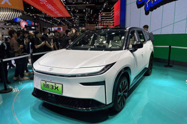 【中国】電動車の「智能化」競う［車両］