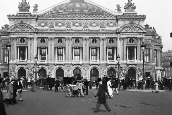“映画の父”リュミエール兄弟によって撮影された映像が、130年後の今、完璧に蘇る『リュミエール！リュミエール！』