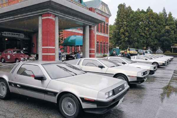 「バック・トゥ・ザ・フューチャー」デロリアン12台、能登応援　小松・日本自動車博物館に集結　全国のオーナー賛同「皆さんを勇気づけられれば」