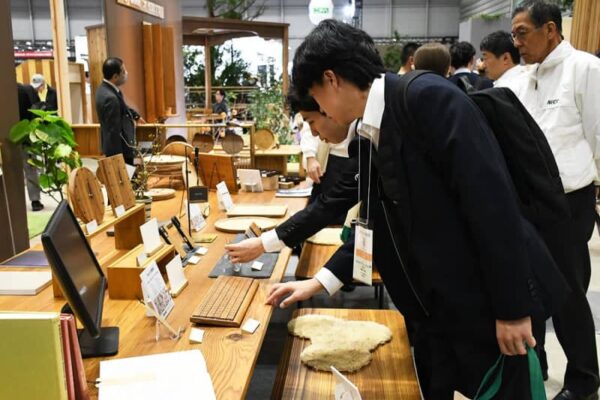 キッチンやスマホケース、自転車も…　パシフィコ横浜で国産木材製品の展示会