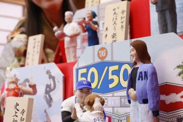 大谷選手、首相のひな人形