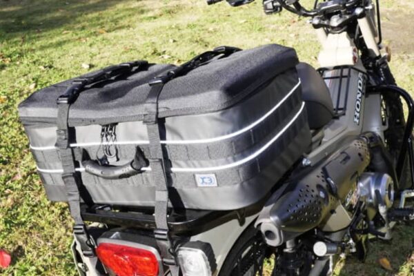 バイクとアウトドアとミリタリーの見事な融合！全方位で死角の見つからない多機能シートバッグ、キジマ「K3 WP01ウォータープロテクトシートバッグ」