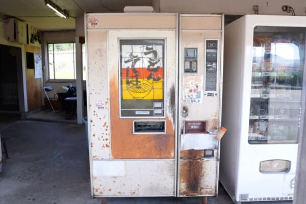 知る人ぞ知る！自販機の神様の仕込む懐かしの絶品自販機うどんの聖地　ヒロミも昔よく食べたうどん自販機に「懐かし～！」