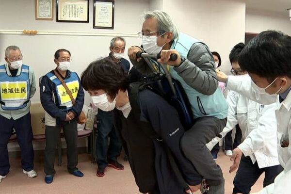 「これなら何とか救出できる」お年寄りを楽に背負える新避難器具「背負子」から着想