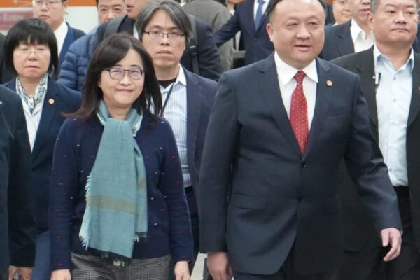 上海副市長、台北に到着