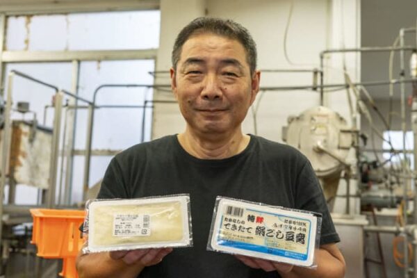 海洋深層水のにがりで口当たりの滑らかな「寄せ豆腐」を作る髙梨喜里さん【三浦】