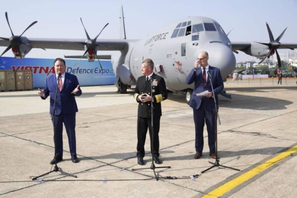 日米、ベトナムに防衛品売り込み