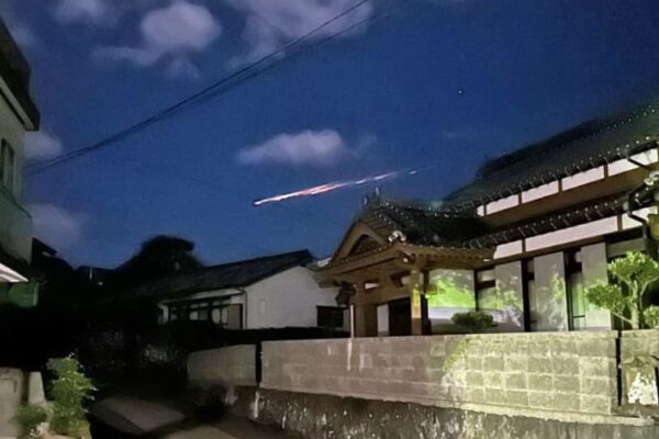 中国の宇宙船の一部か？ 五島の上空に光の帯、19日未明に目撃　長崎県