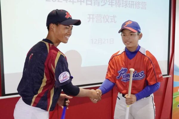日中の少年が野球で交流