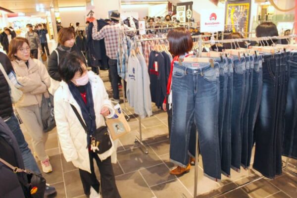 「倉敷は繊維のまち」 大阪でPR　市フェア開始 メーカーが展示販売