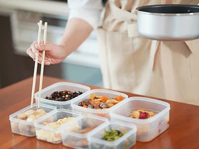 毎食少量のおかずを用意するのは大変だから「作り置き」が便利！「作り置き」を長持ちさせる保存のコツとは？【70歳からおいしく栄養がとれる食事のくふう】