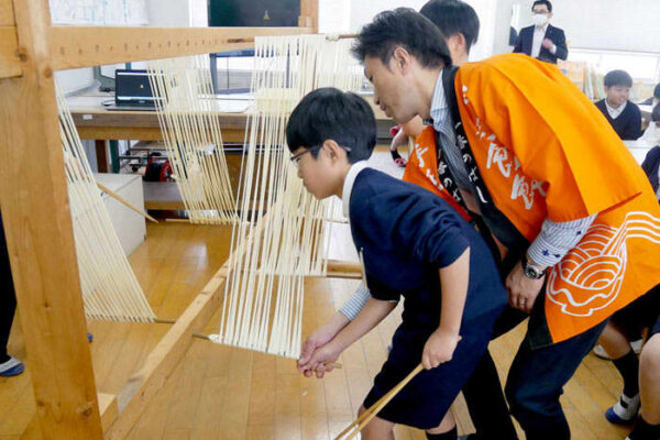 延びる麺に驚き 日本アクセスが乾物授業