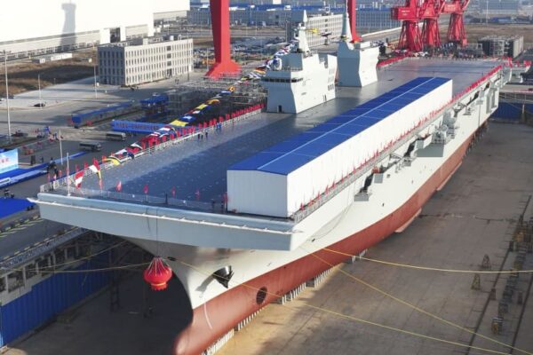 中国、新型揚陸艦を進水