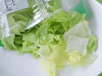 いろいろな野菜を一から揃えるのは大変！スーパーやコンビニで種類が増えてきた「カット野菜」の便利な使い方とは？【70歳からおいしく栄養がとれる食事のくふう】