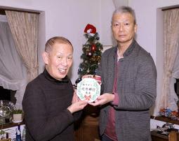 初めて「先生」と呼んでくれた教え子と51年ぶり再会　姫路の元教諭、思わぬ贈り物に涙