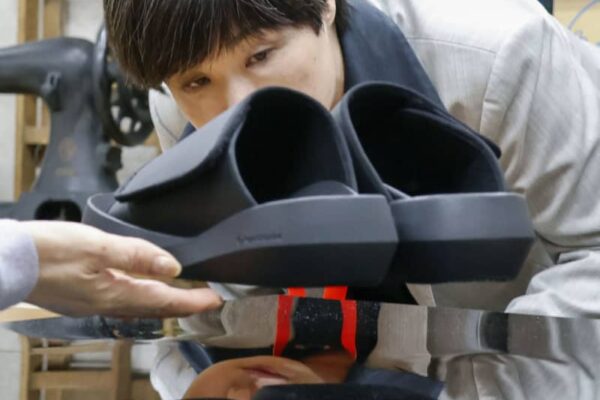 「宙に浮く靴」万博展示へ