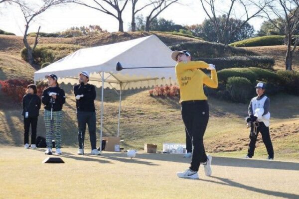 ゴルフで活性化を 玉野でイベント　小倉、尾関プロとプレー満喫