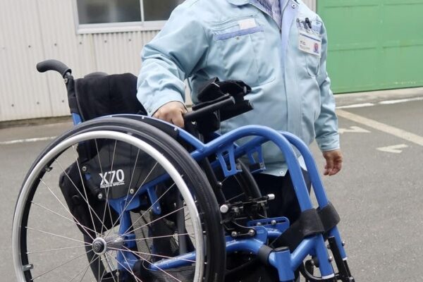 「脱下請け」目指し軽量車いす生産