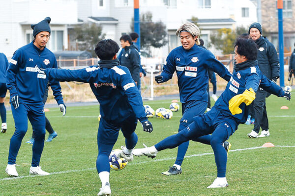 新生大宮が始動　新加入で背番号10のFW豊川やFWカプリ―ニら全31選手が登場　新しいエンブレム胸に練習