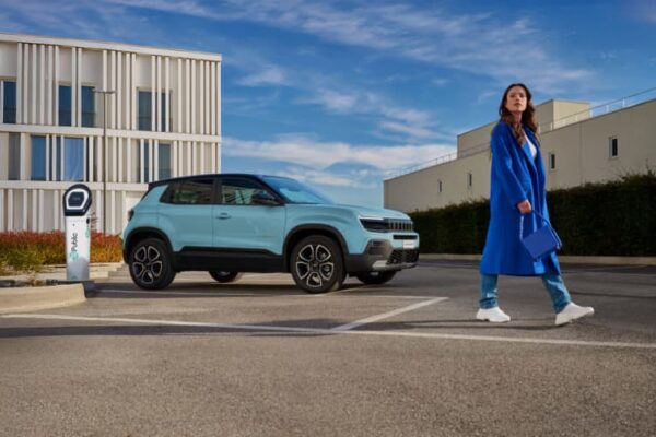淡いブルーグリーンが映える！限定車「Jeep® Avenger Altitude Lake」発売 