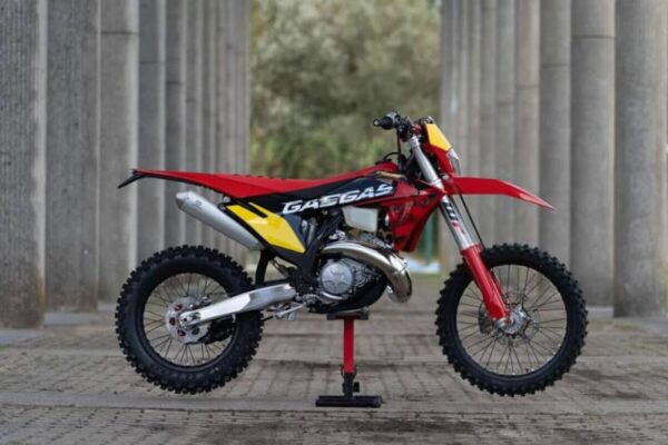 鮮やかな外観が映える！　GASGAS JapanがMY2025「EC 300 GP」発表
