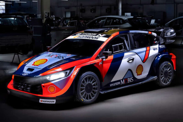 ヒョンデWRC、2025年型i20 Nラリー1を公開。“コピー＆ペースト”のカラーリングで3冠目指す