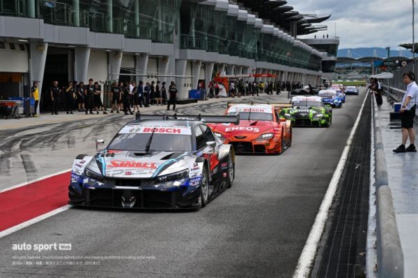 セパンサーキットで恒例のスーパーGTウインターテストがスタート。11台が参加し夜間走行も実施