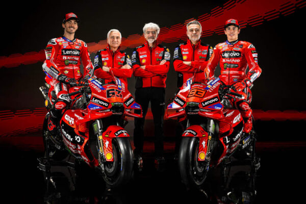 ドゥカティ・レノボ・チーム、デスモセディチGP25を公開。王者コンビで三冠を狙う／MotoGP