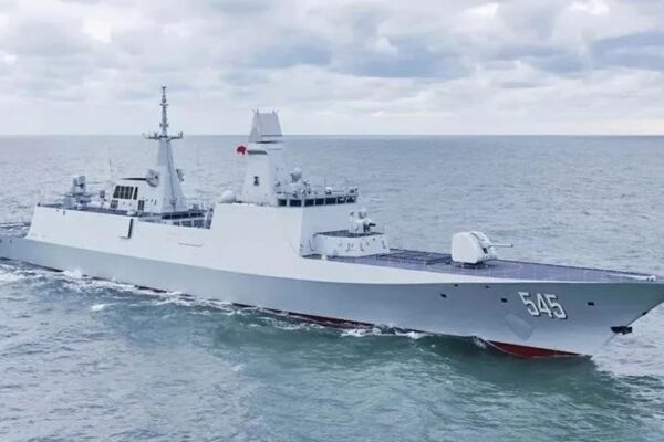 中国海軍、次世代フリゲート054B型の1番艦が就役　山東省青島