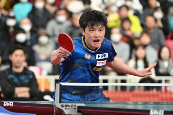 連覇狙う張本智和、ストレート勝ちで準決勝へ　海外ファン増加の理由は「共感」と分析＜全日本卓球2025＞