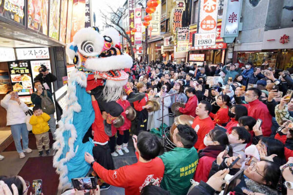 横浜中華街、鮮やかな獅子に歓声と拍手　春節迎え伝統行事「採青」