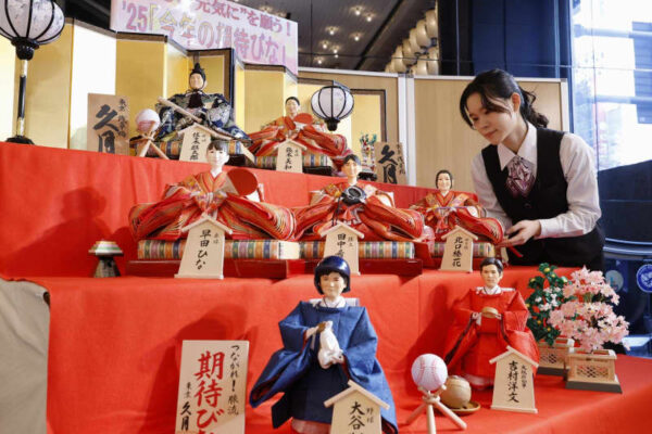 久月「今年の期待びな」を披露