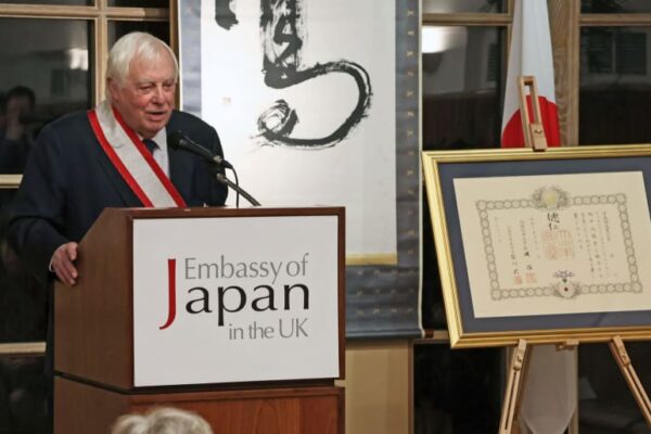元香港総督に叙勲を伝達