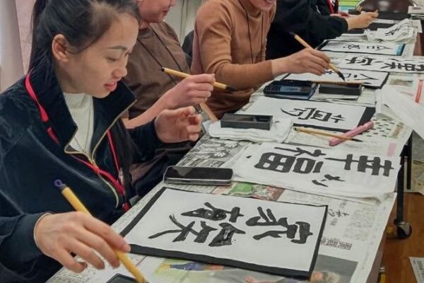 「目標」「夢」テーマに、日本に暮らす外国人が筆を走らせた文字は　文化に触れる書き初め体験