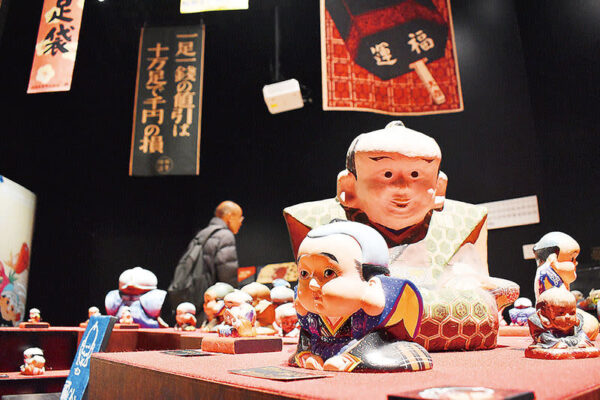 人気集めた福の神…幸運に恵まれる縁起物「福助さん」　埼玉・所沢で人形など100点展示　歴史や立ち姿など珍しい品も紹介　親しみやすく人柄がよかったと、モデルは3人とも