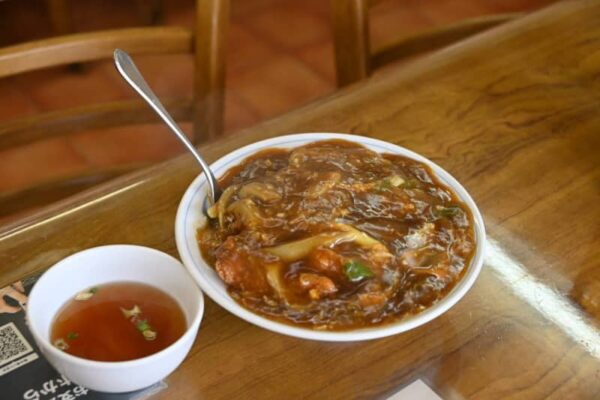 丼ぶりから溢れんばかりのカツ＆カレー！ボリューム満点の本格中華が楽しめる「温品飯店」｜広島市東区