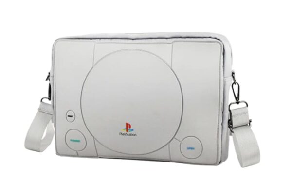 プレステ30周年記念、初代「PS」を再現したバッグ。サルゲッチュなど人気名作のキーチェーンも多数登場