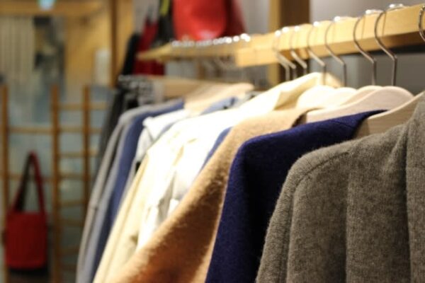 アパレル製品やマスクなどを輸入販売していた井上通商（株）（福岡県）が事業停止