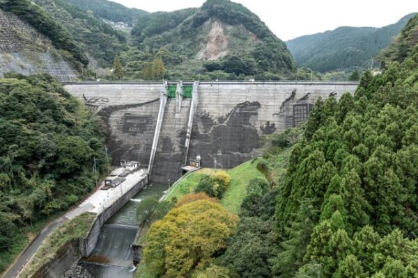 佐賀「ゴジラ」に観光客爆増！年間300人→2カ月で2万人超　まだ“出現中”も消えたらおしまい