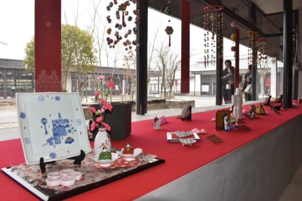 有田焼ひな人形つややかに　有田町各所で展示、町歩き企画も　第21回有田雛（ひいな）のやきものまつり