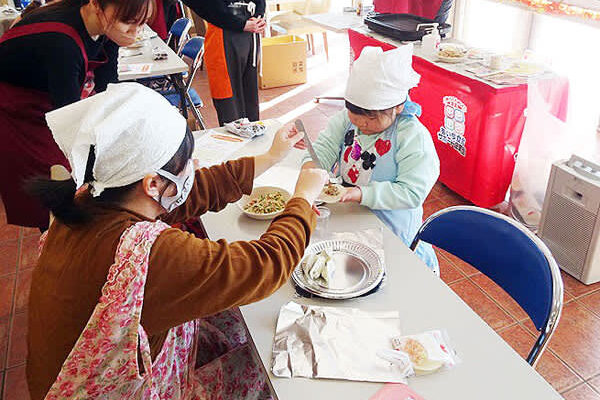 旧正月に食育講座 隆祥房が親子手作り餃子教室を開催