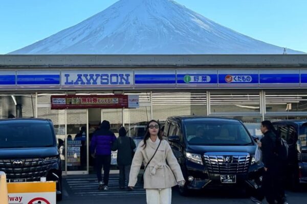 「コンビニ富士山」撮影遮る幕の設置と撤去、いたちごっこの行方は　訪日客殺到し道路で撮影、車道横切り・・・マナー違反再燃への懸念も