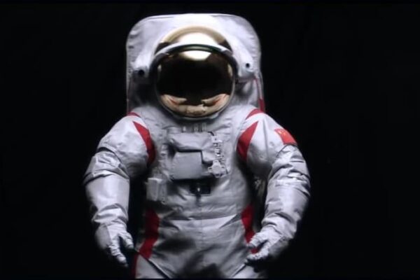 中国、有人月面探査用の宇宙服に「望宇」有人探査車に「探索」と命名