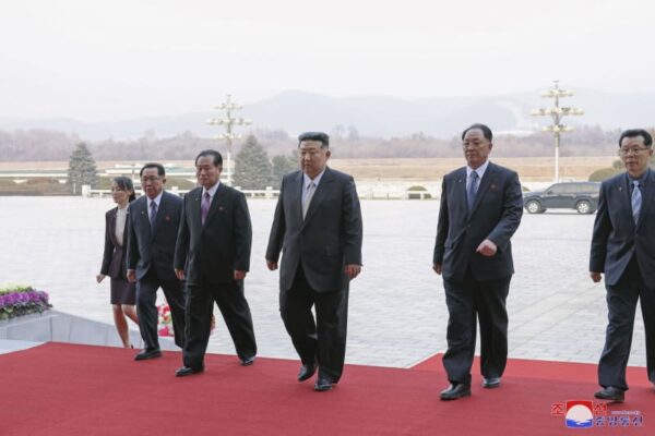 金正恩氏が太陽宮殿を訪問