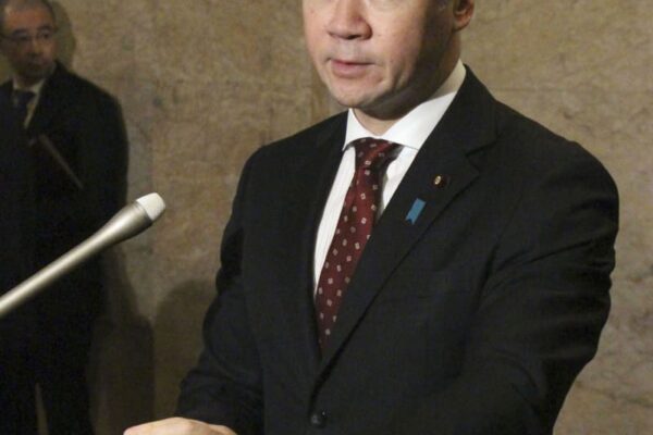 鈴木法相、省職員全体に月餅配布