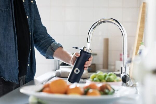 飲料水に潜むマイクロプラスチックの健康リスク　仏トゥールーズ大学の新調査