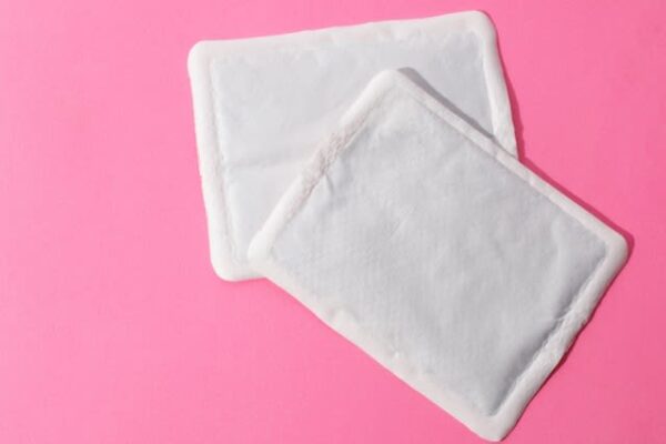 うっかり洗濯してしまった「使い捨てカイロ」…服が錆まみれに！？　どう落とす？プロが教える対処法