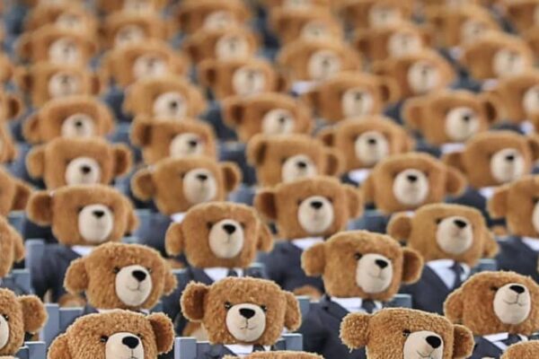 日本代表選手所属のドイツ名門、5万円の限定テディベア1250体が即完売！高すぎとの批判も
